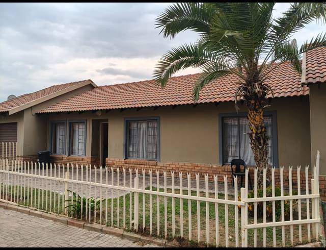 3 BEDROOM TOWNHOUSE FOR SALE IN OOS EINDE